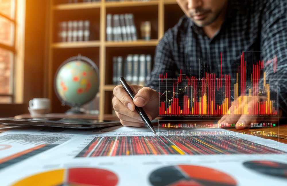 Investigador analizando gráficos estadísticos sobre su escritorio